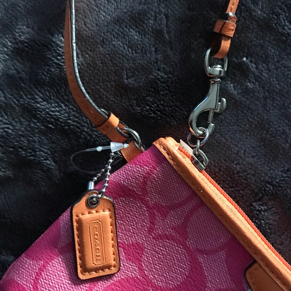 Small brand new Coach leather wristlet - Picture 8 of 11